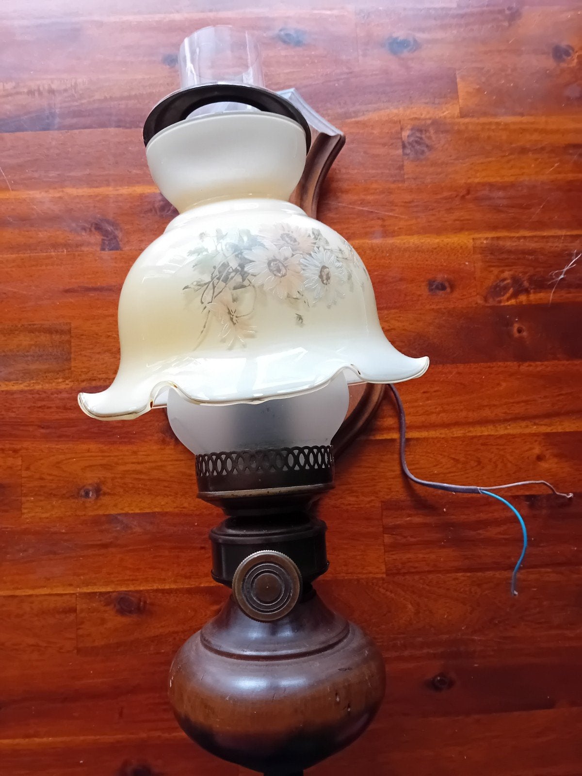 Vintage Wandkandelaar met Opaline Glas en Bloemmotief, Antiek en Kunst, Antiek | Lampen, Ophalen of Verzenden