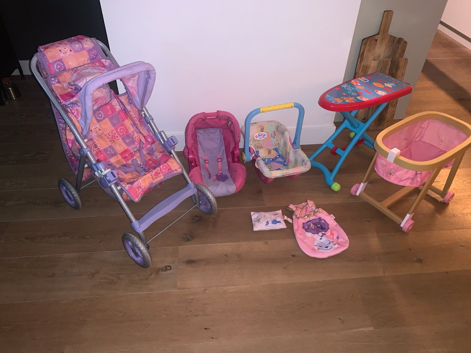 Complete poppenset: kinderwagen, autostoeltjes, strijkplank, Kinderen en Baby's, Ophalen of Verzenden, Gebruikt, Overige typen