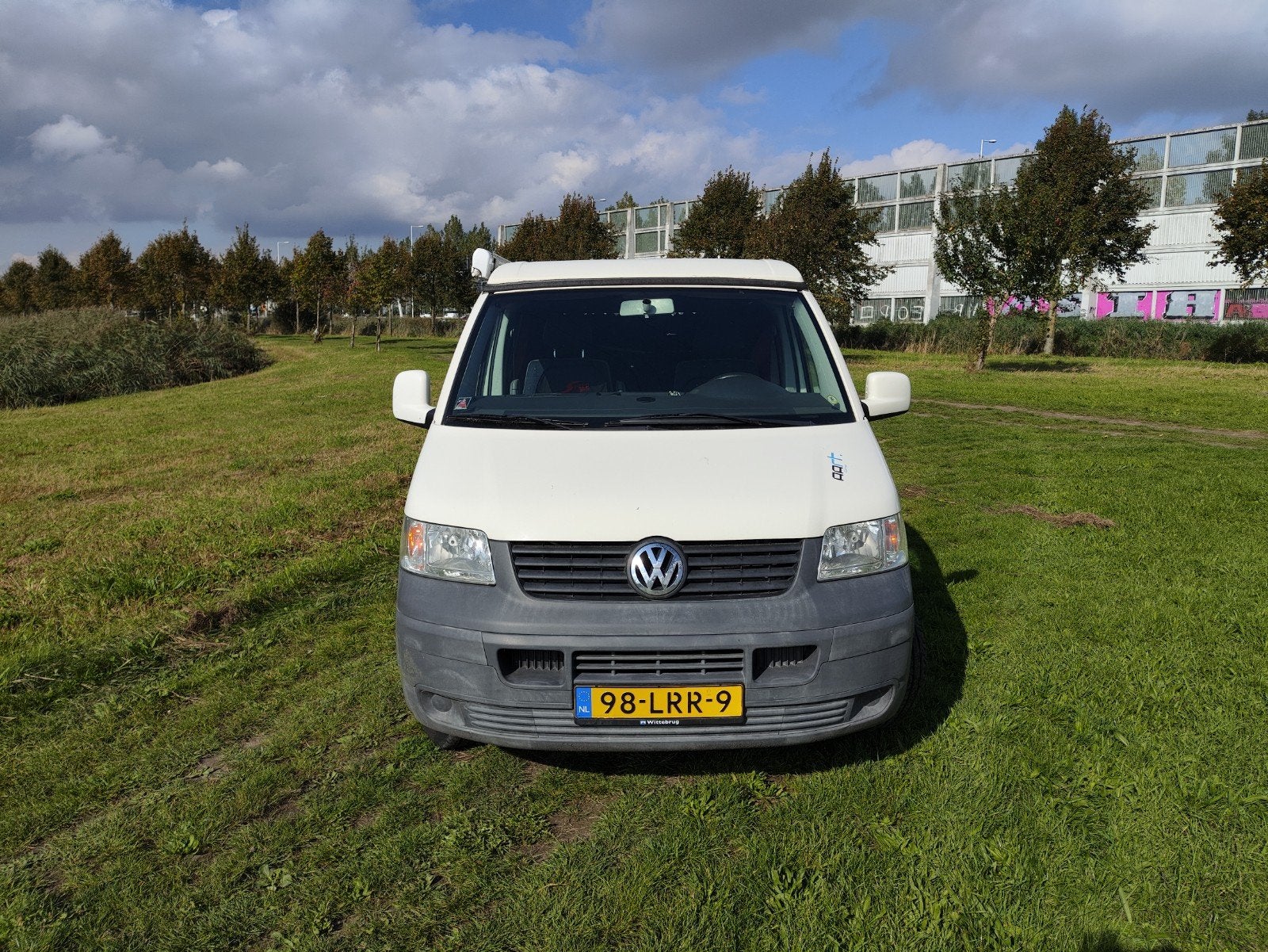 Compacte Volkswagen T5 Buscamper met Hefdak en Luifel, Chemisch toilet, Ringverwarming, Reservewiel, Volkswagen