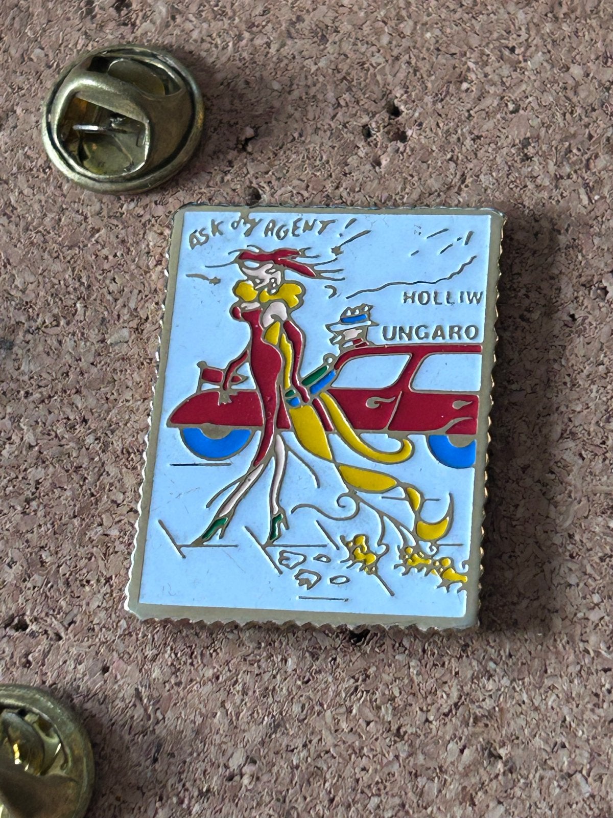 Vintage Pin 'Ask Your Agent' met dame en auto, Ophalen of Verzenden, Gebruikt, Overige onderwerpen, Speldje of Pin