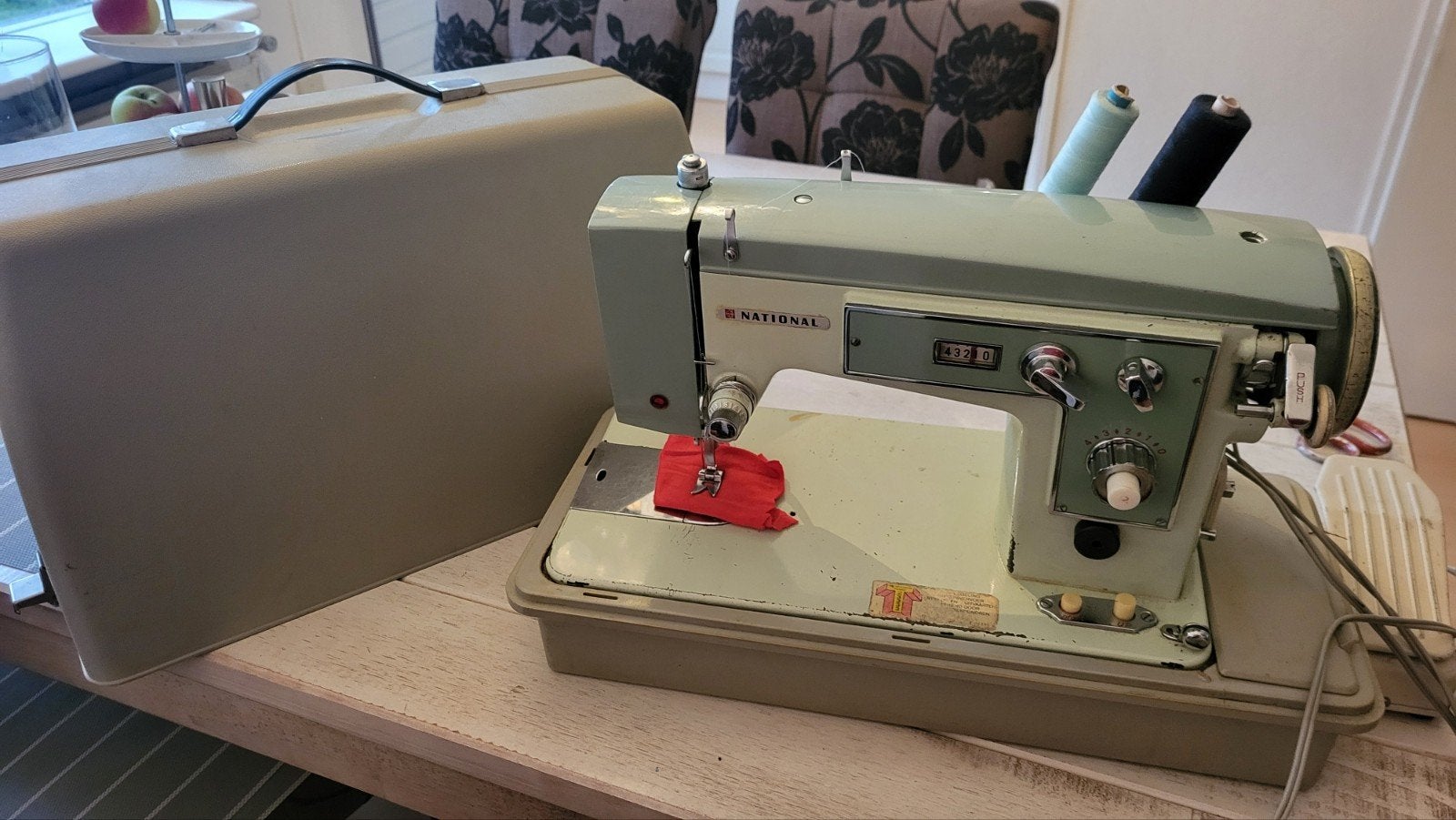 Oude National naaimachine - werkt! - met koffer en voetpedaa, Ophalen, Gebruikt, Naaimachine, Overige merken