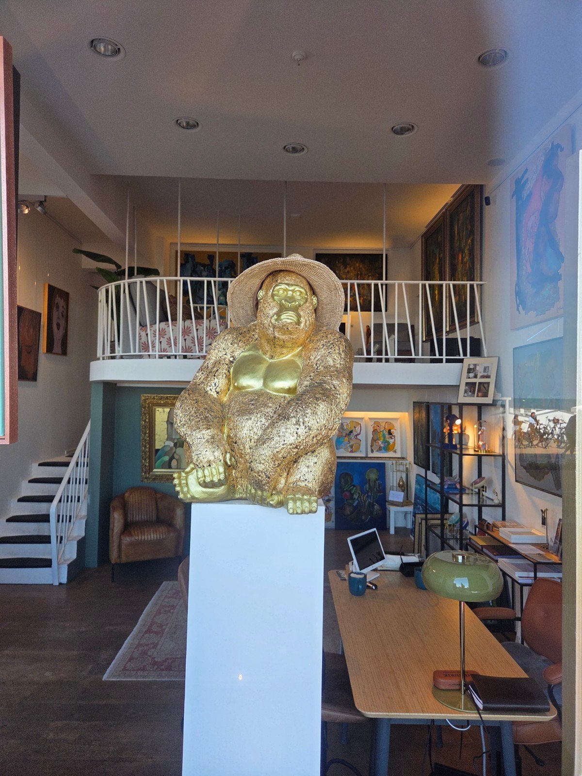 Bladgouden Gorilla Beeld met Strohoed - Uniek Kunstwerk, Ophalen, 50 - 100 cm, Overige materialen, Beeld
