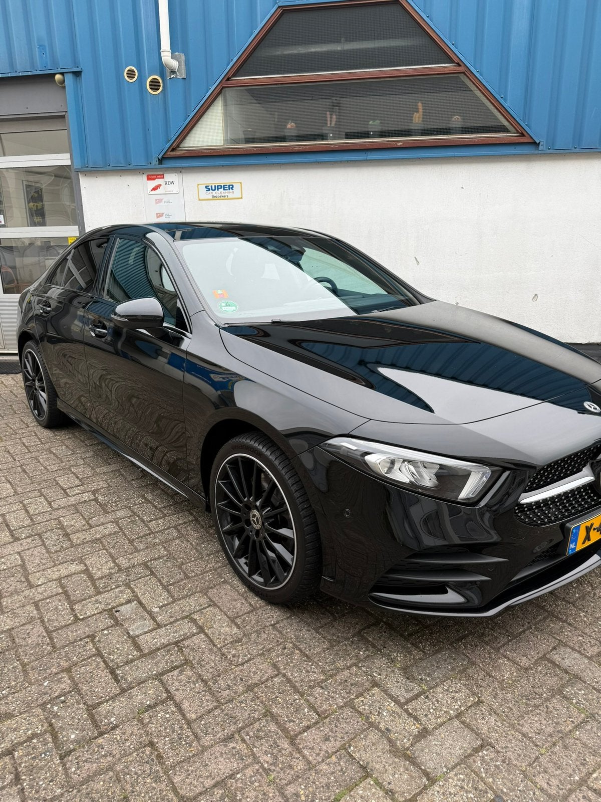Mercedes-Benz A-Klasse A 250 e full black amg pakket., Auto's, Mercedes-Benz, Zwart, Plug-in hybride, 215 pk, 1600 kg
