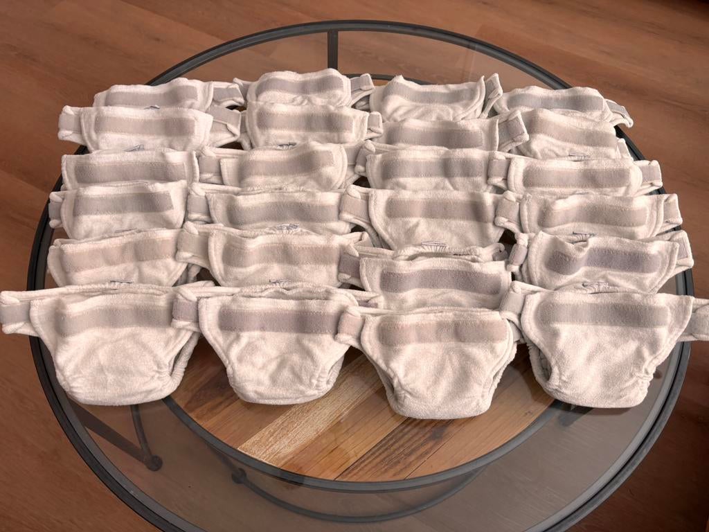 24 newborn luiers huda, Ophalen of Verzenden, Zo goed als nieuw, Jongetje of Meisje