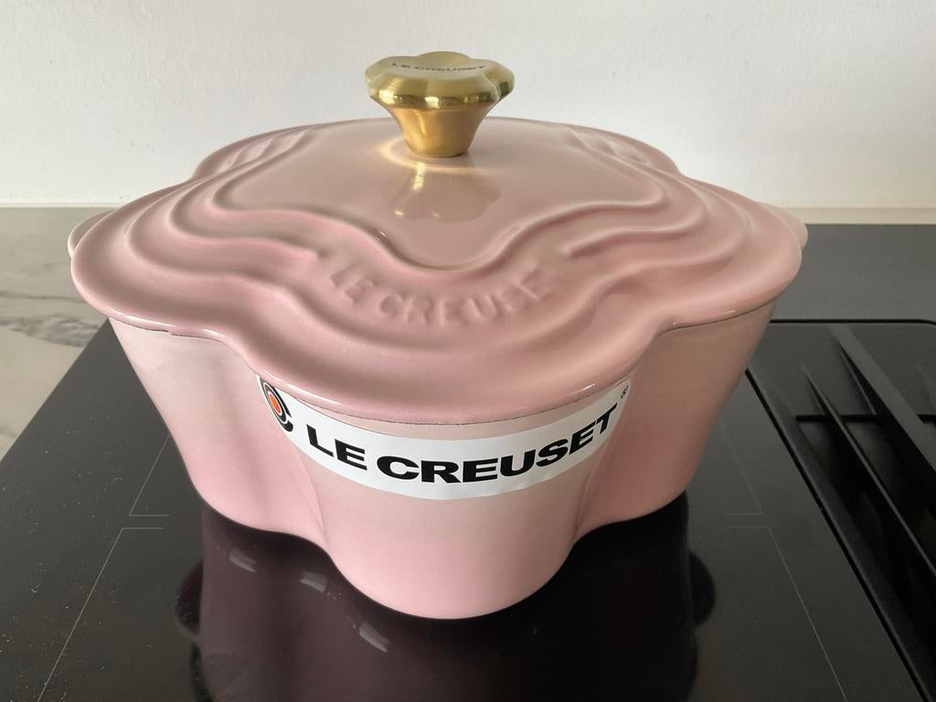 Le creuset 20 cm bloem, chiffon pink, 2 lt, nieuw, Gietijzer, Nieuw, Ophalen of Verzenden, Keramische plaat