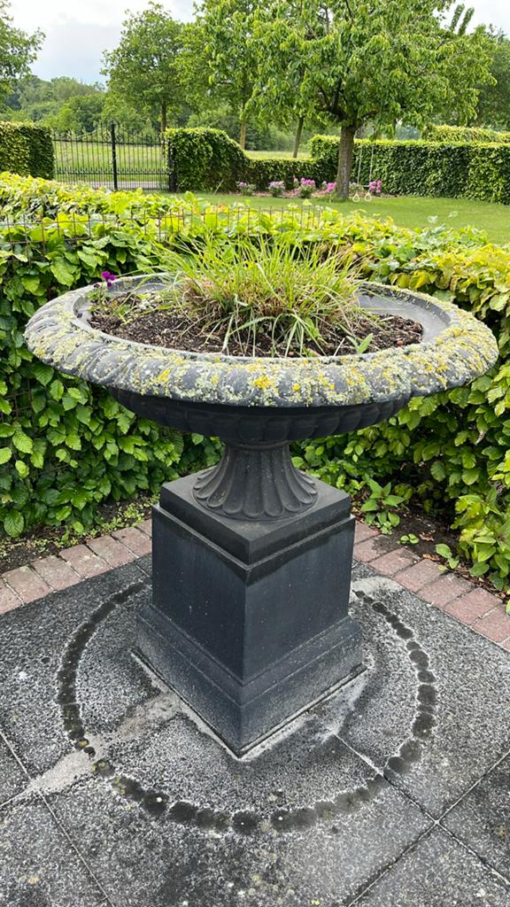 Grote gietijzeren plantenbak op sokkel, Ophalen, Gebruikt, Rond, Metaal
