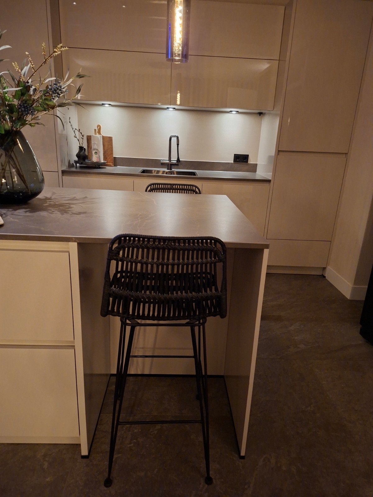 2x Moderne zwarte barkruk met rotan zitting, Huis en Inrichting, Ophalen, Metaal, Met voetsteun, 60 tot 90 cm