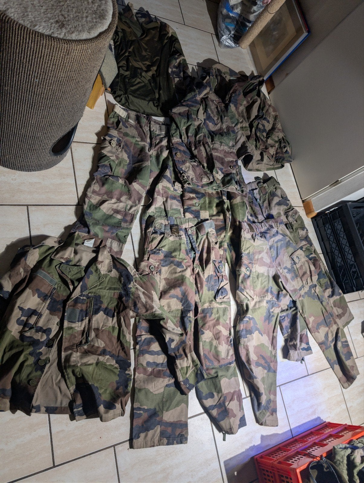 Partij Franse legerkleding: 5 broeken, 3 jacks, 1 T-shirt, Ophalen of Verzenden, Heren