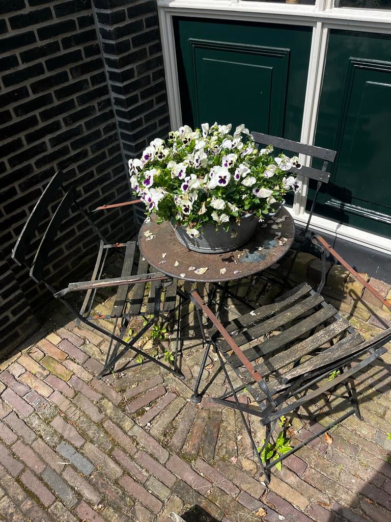 Vintage bistro set: 3 stoelen en tafel, Tuin en Terras, Eettafel, Zo goed als nieuw, Tuinset, Hout