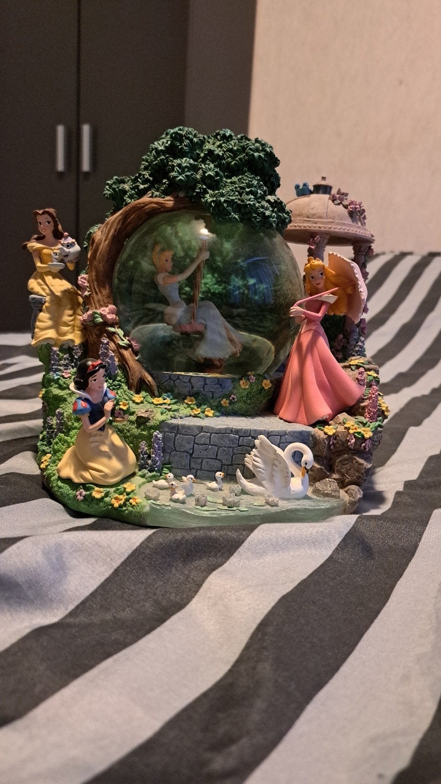 Disney Sneeuwbol met Prinsessen en Bambi Figuur, Ophalen, Assepoester of Belle, Zo goed als nieuw, Beeldje of Figuurtje