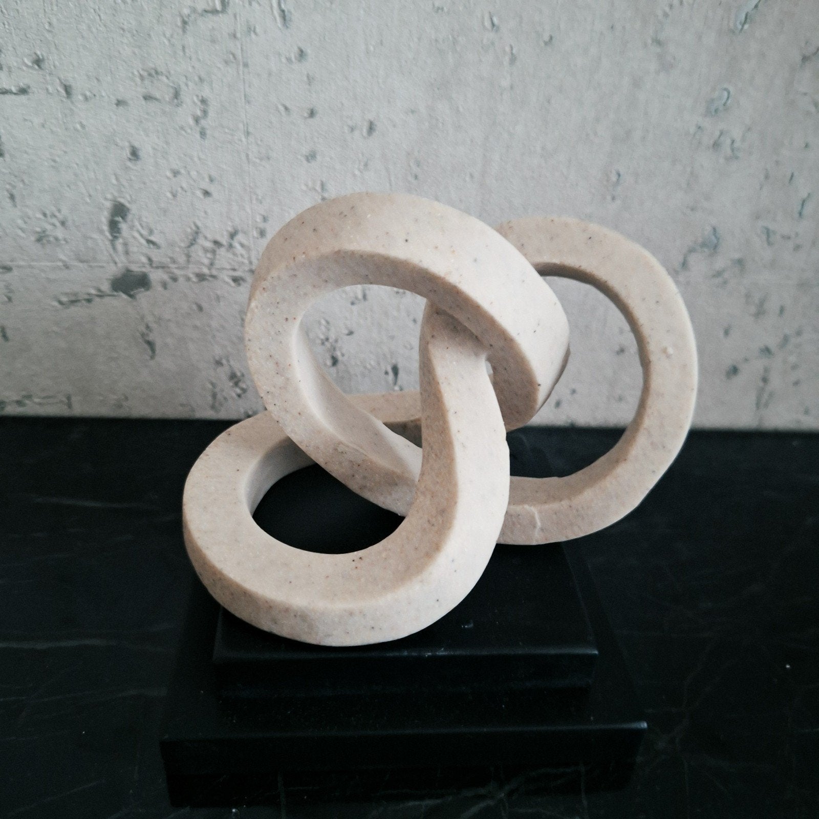 Beige krul ornament marmer look op zwarte voet, Nieuw, Ophalen of Verzenden, X, X