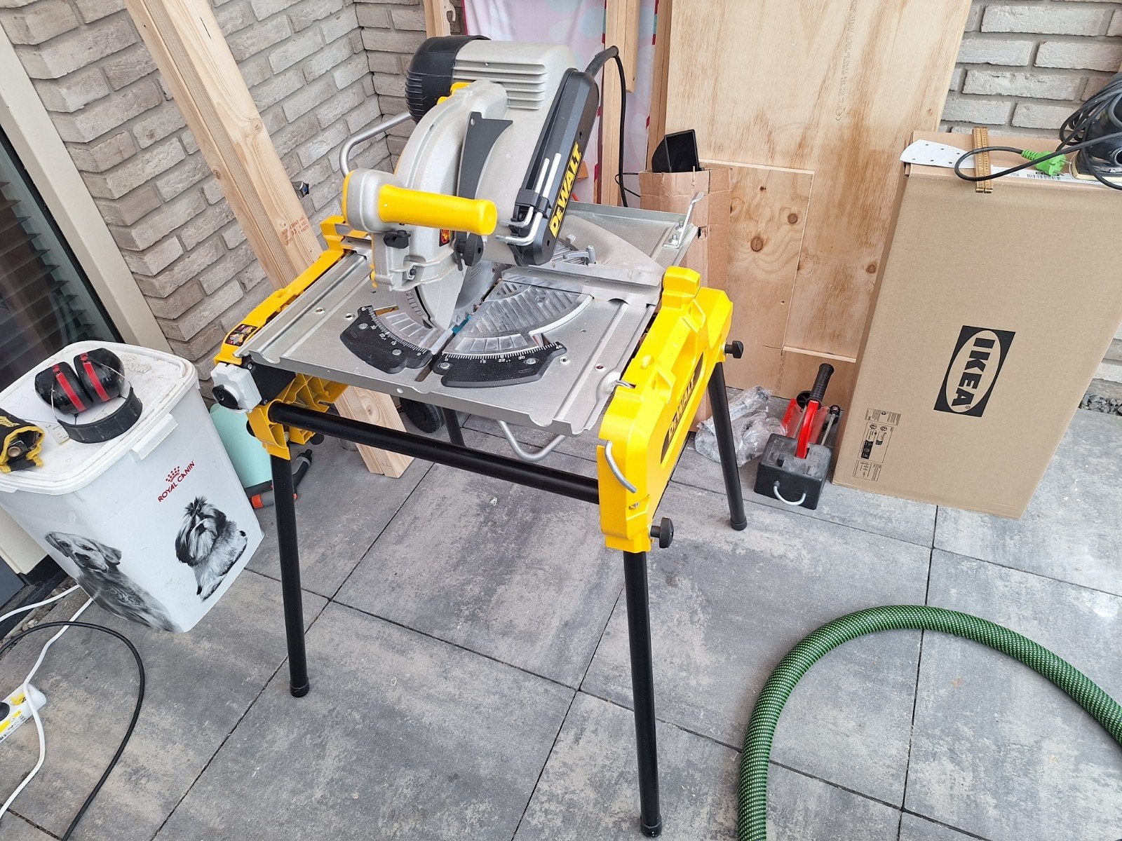 Foto 2 van deWalt afkort- en schulpzaagmachine.
