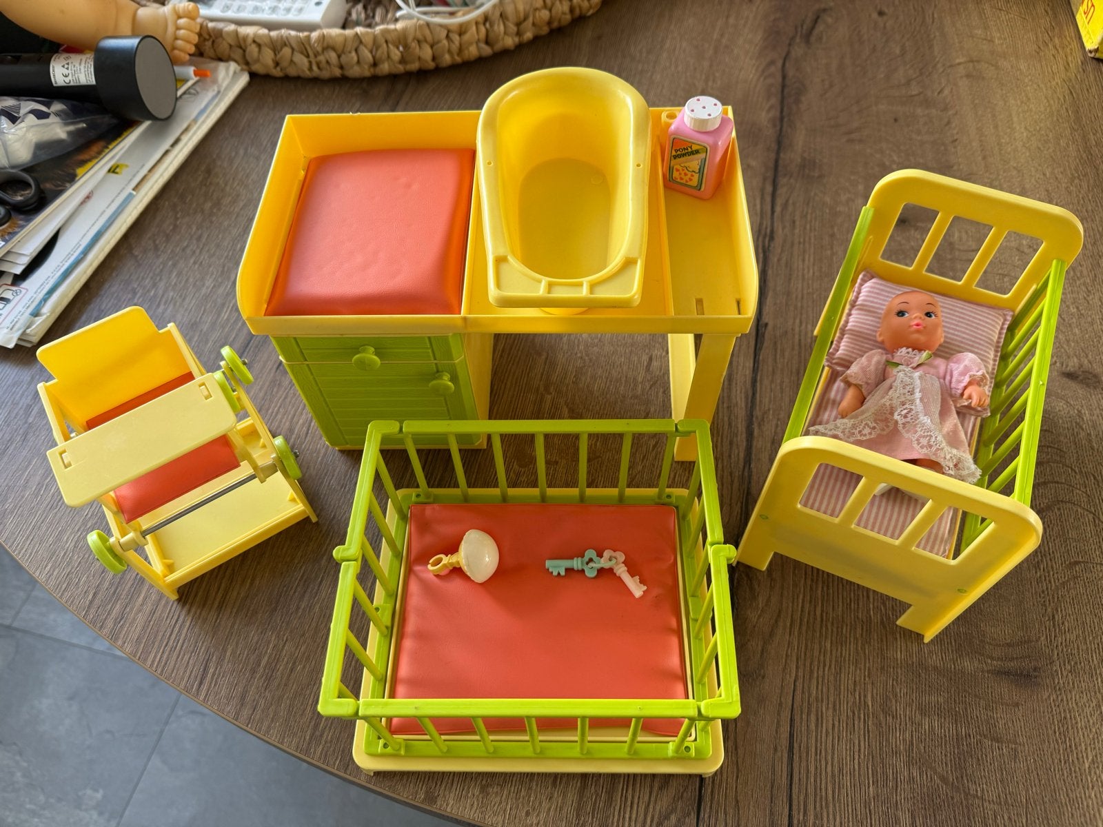 Babykamer van Barbie van vroeger, Kinderen en Baby's, Ophalen of Verzenden, Gebruikt, Babypop