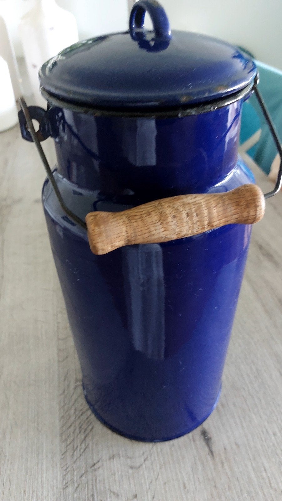 Vintage blauwe emaille melkbus met houten handvat, Ophalen