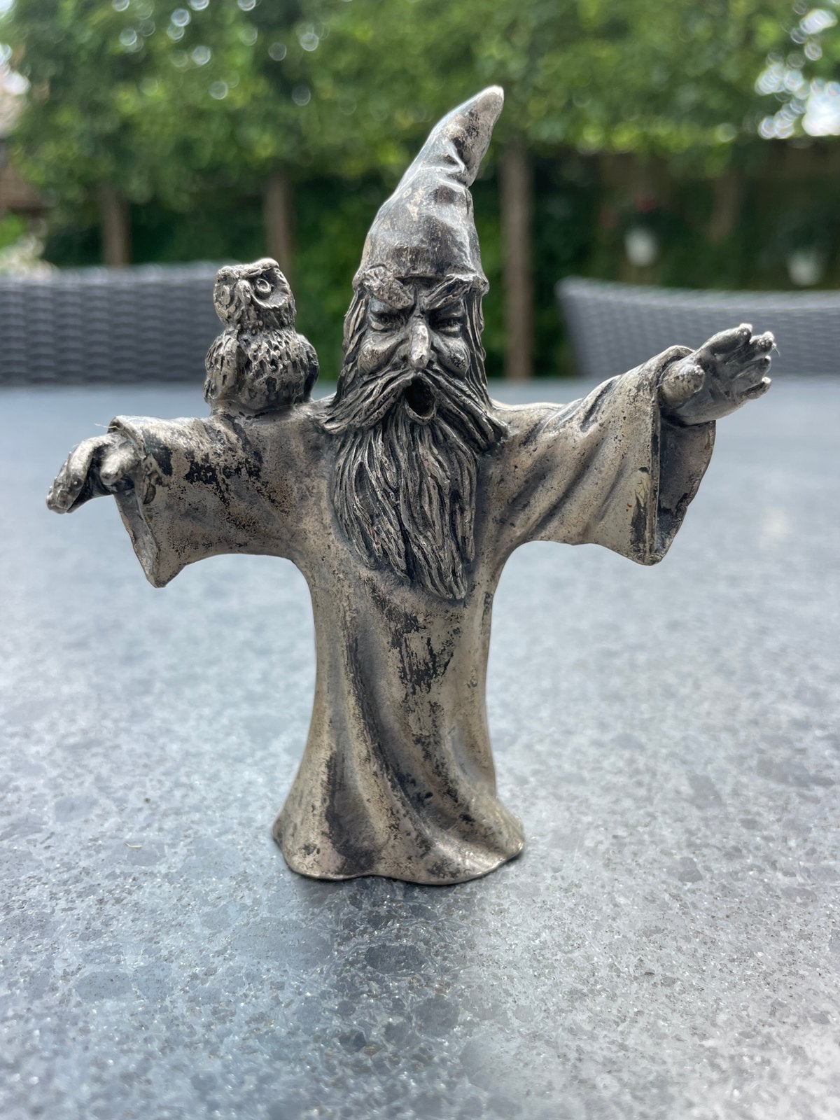 Tinnen beeldje, tovenaar met uiltje op zijn schouder., Ophalen of Verzenden