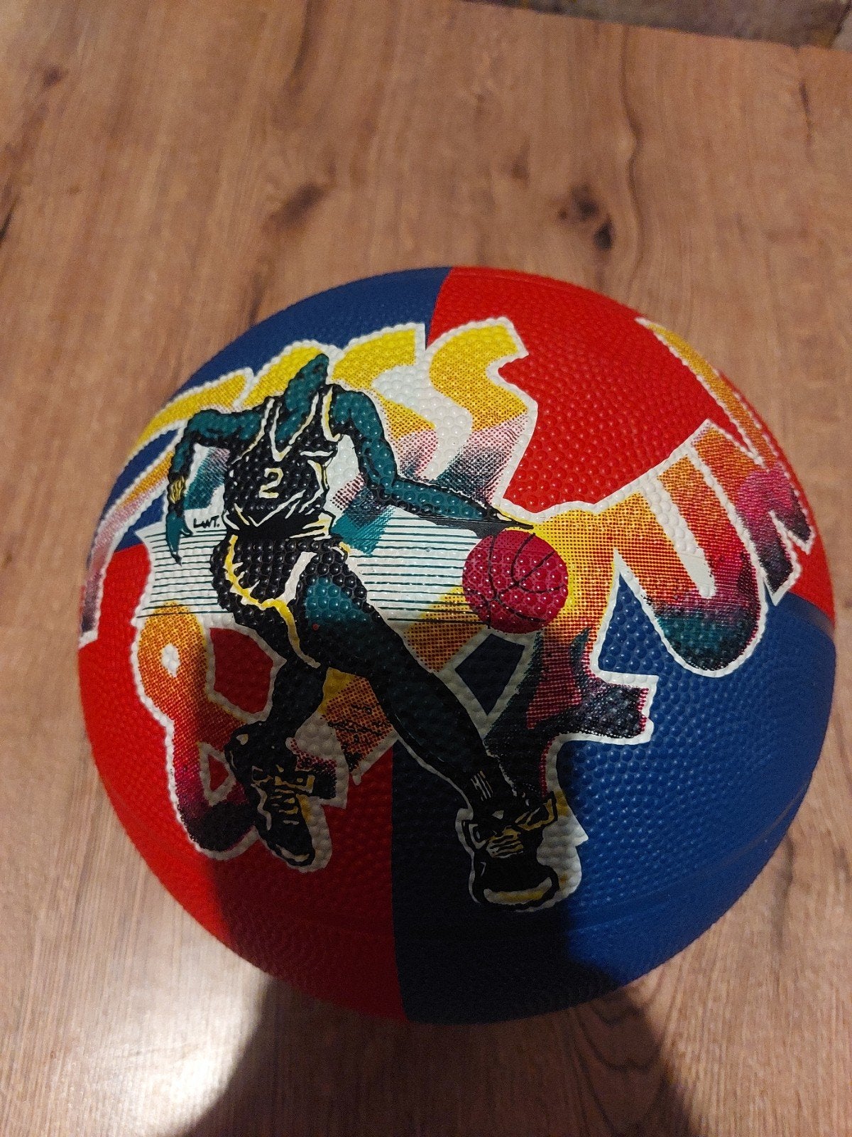 Basketbal Vitory - Rood/Blauw met Speler Afbeelding, Ophalen of Verzenden, Zo goed als nieuw, Bal