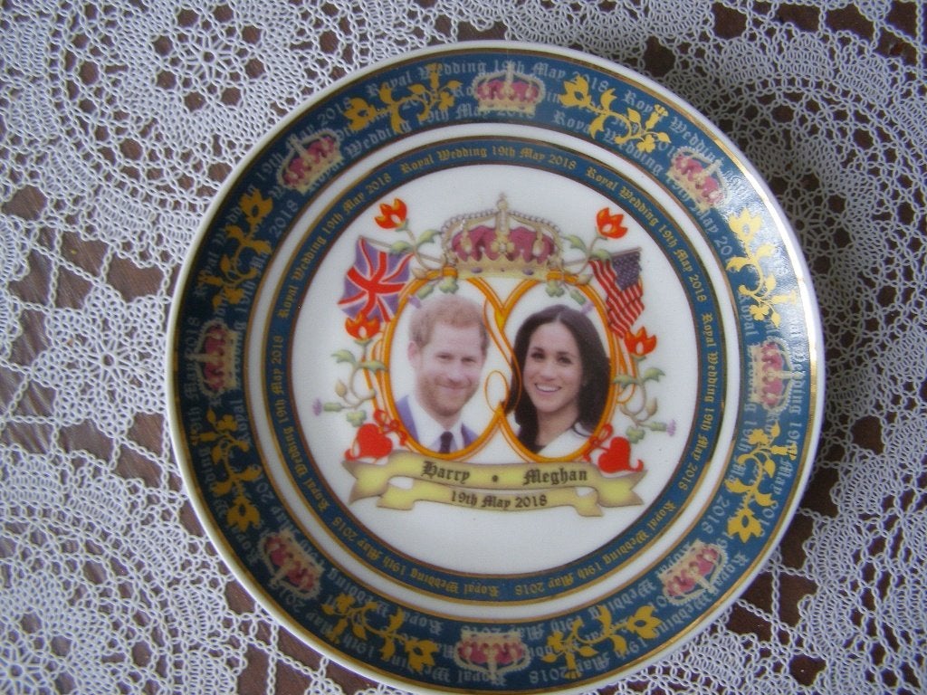 Herinneringsbordje huwelijk Harry en Meghan 2018 Engeland, Ophalen of Verzenden, Zo goed als nieuw, Buitenland, Servies