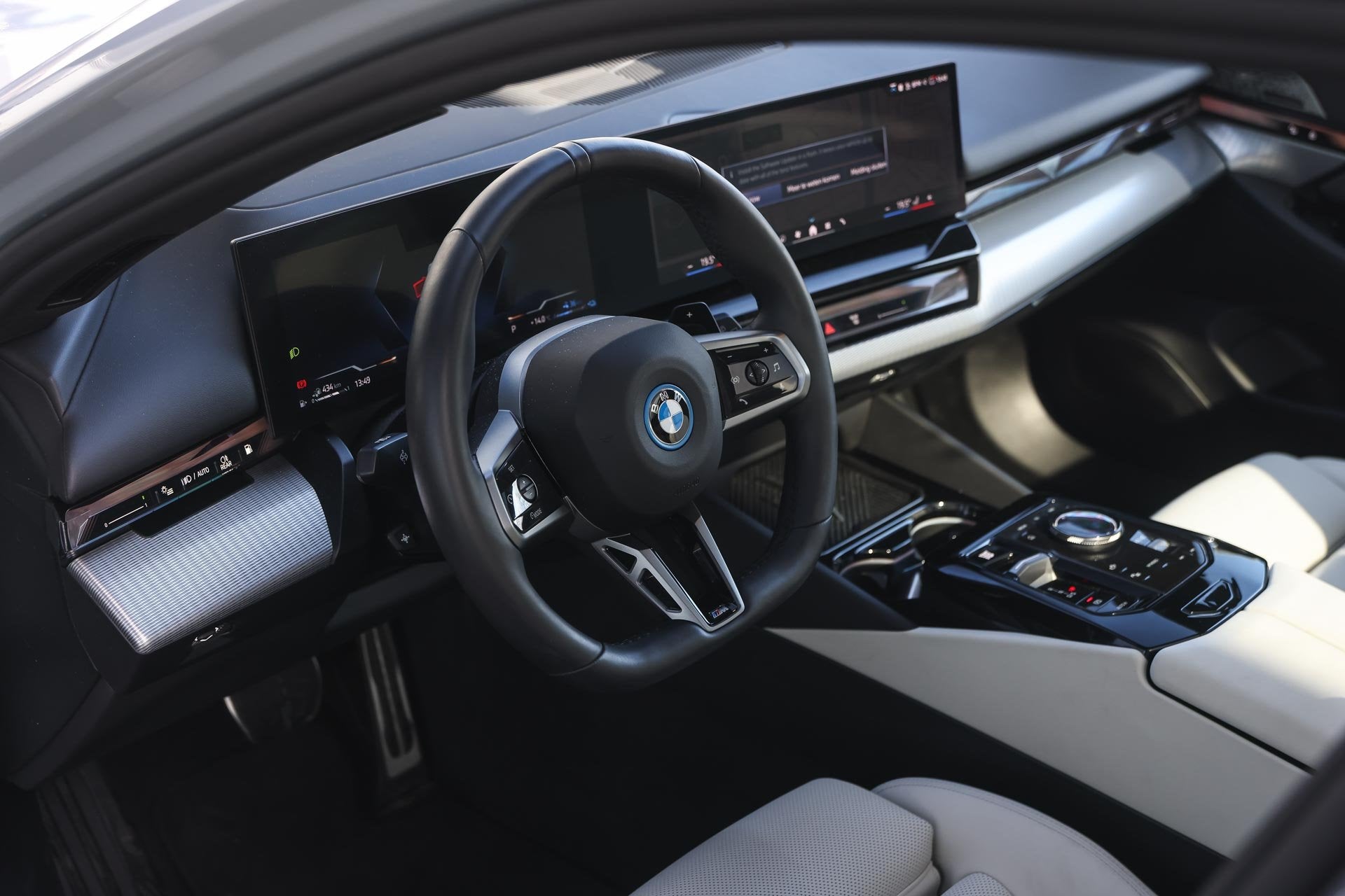 BMW 5 Serie Touring 550e xDrive M Sport Automaat / Panoramad, Dealer onderhouden, Gebruikt, Met garantie (alle), 489 pk