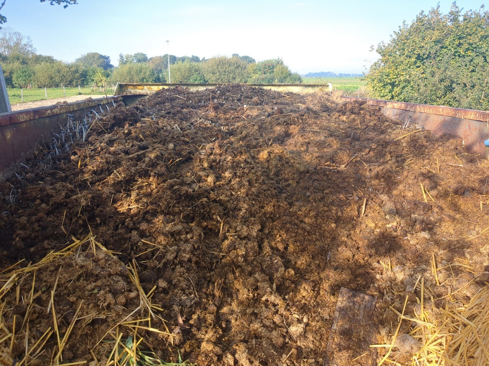 Gratis paardenmest, kan geladen worden, Ophalen