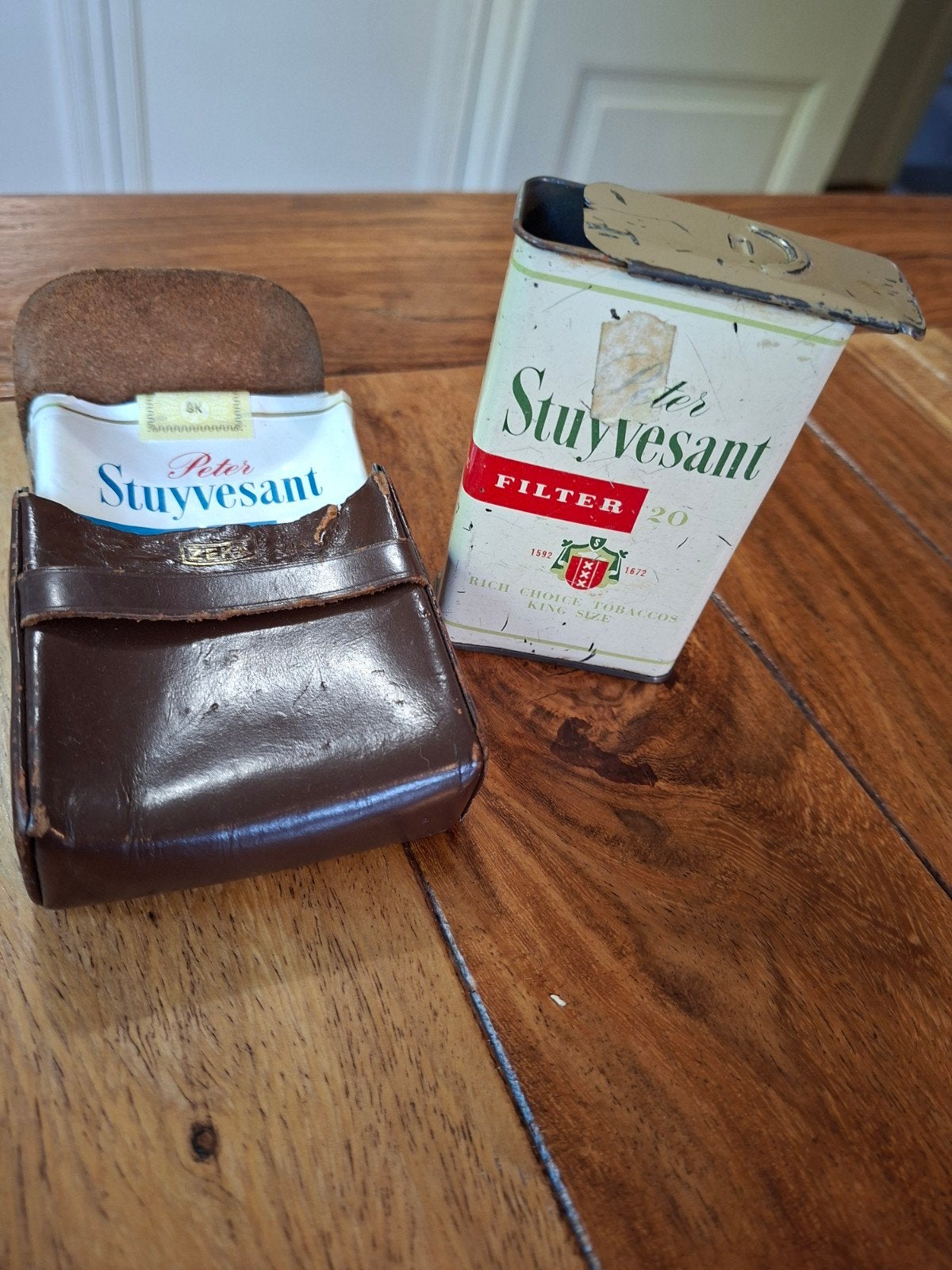 Vintage reclame Peter Stuyvesant sigarettenblik en lederen e, Verzamelen, Ophalen of Verzenden, Gebruikt