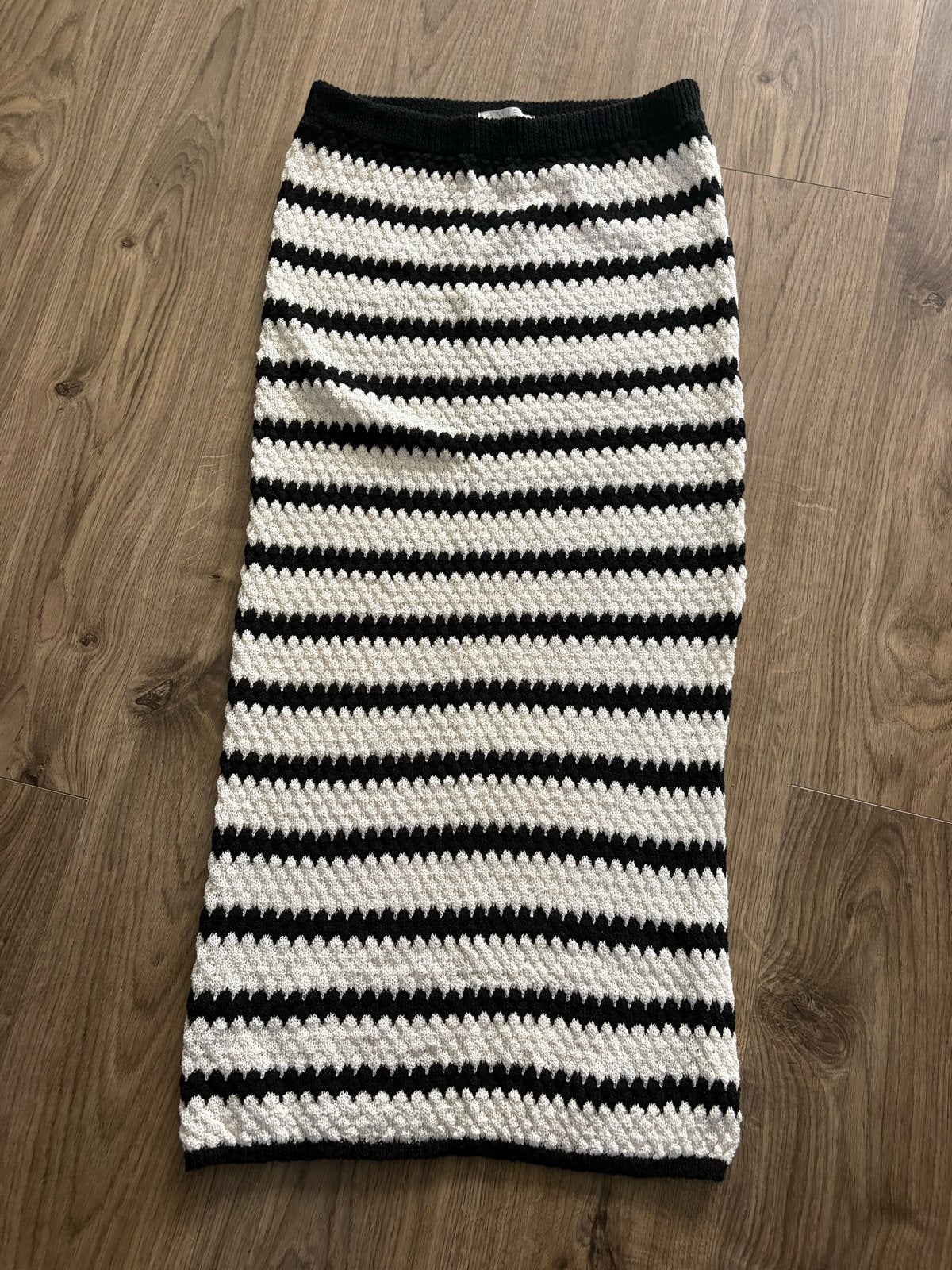 AMISU Gebreide gestreepte midi rok met split, Kleding | Dames, Zwart, Maat 42/44 (L), Ophalen of Verzenden, Zo goed als nieuw