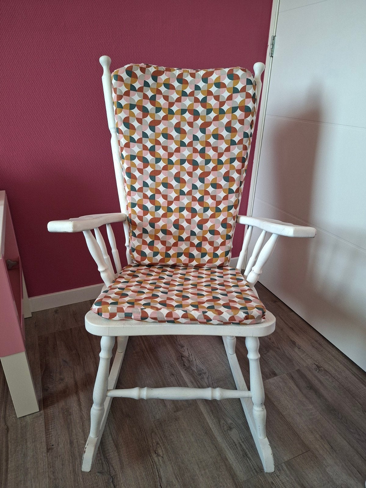 Witte schommelstoel met kussen, Huis en Inrichting, Ophalen, Gebruikt, Klassiek, Retro, Bohemian, Wit