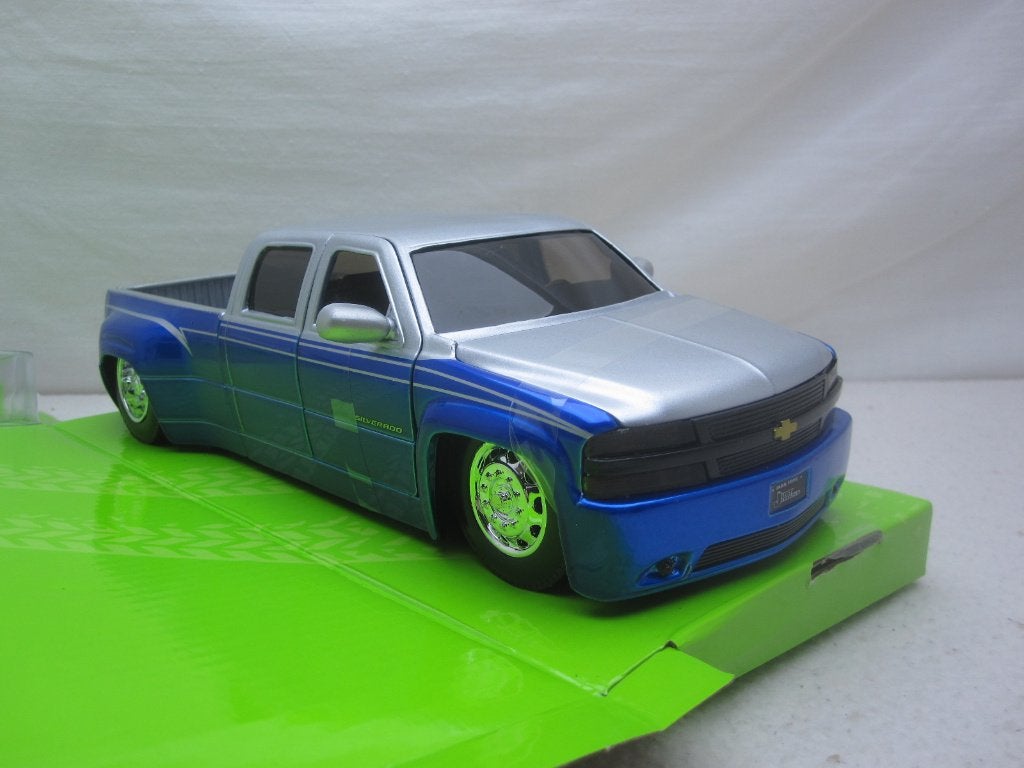 Chevrolet Silverado Dualy Pickup 1999 Zilver/blauw 1:24 Jada, Ophalen of Verzenden, Nieuw, Auto, Jada