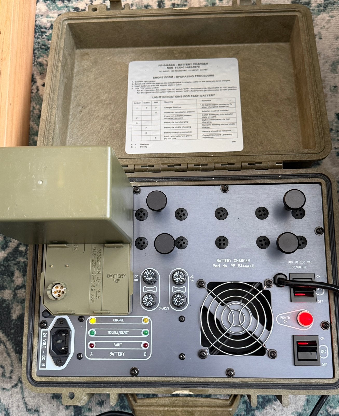Militaire lader en accu, Ophalen of Verzenden, Gebruikt