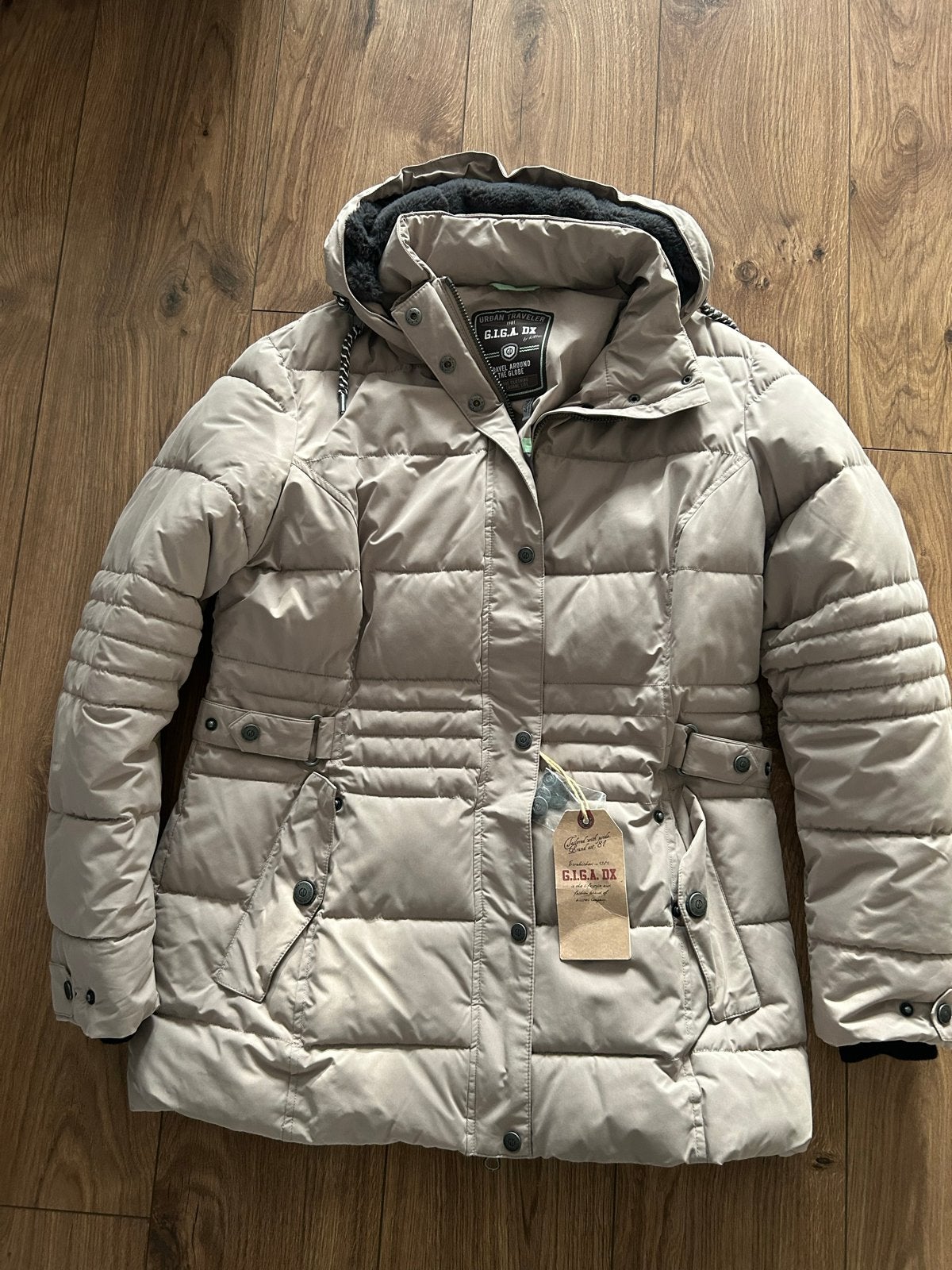 G.I.G.A. DX gewatteerde jas met capuchon maat 44, Kleding | Dames, Ophalen of Verzenden, Nieuw, Maat 42/44 (L), Beige