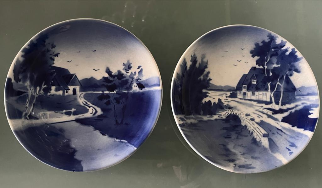 Twee antieke Delfts blauwe wandborden met landschap, Ophalen of Verzenden, Noord-Amerika