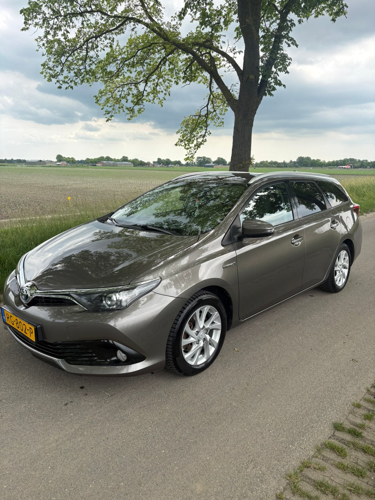 Toyota Auris 1.8 Hybrid 136pk CVT 2017 Grijs, Auto's, 28 km/l, Origineel Nederlands, Te koop, Volledig hybride
