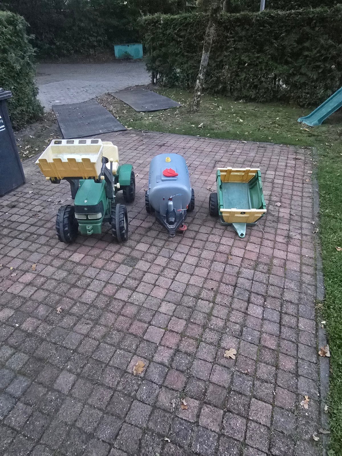 Traptrekker met 2 aanhangers en kleine glijbaan, Ophalen of Verzenden, Gebruikt, Trapvoertuig