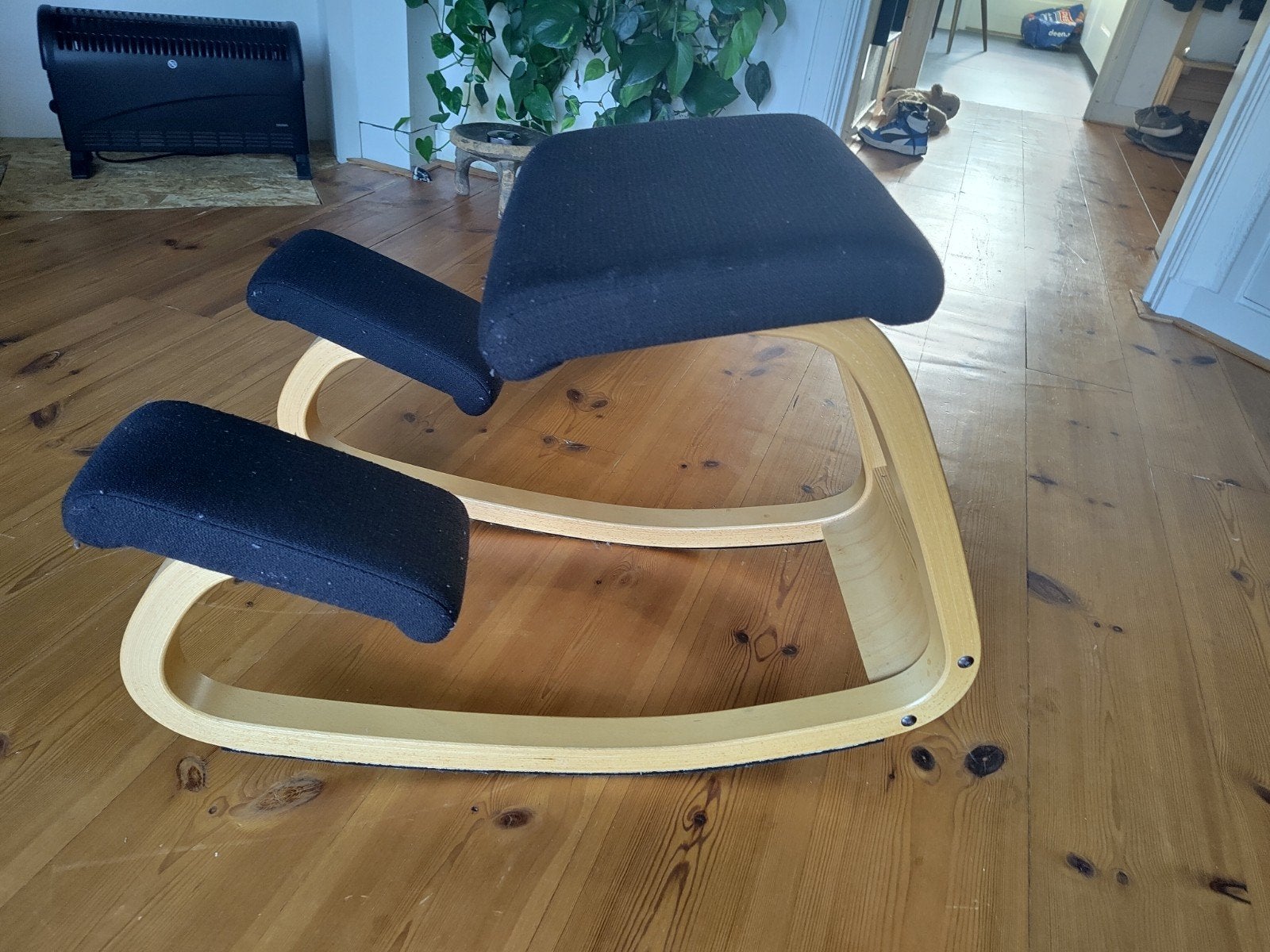 Stokke kniestoel - Ergonomisch en comfortabel, Huis en Inrichting, Ophalen, Hout, Gebruikt, Zwart