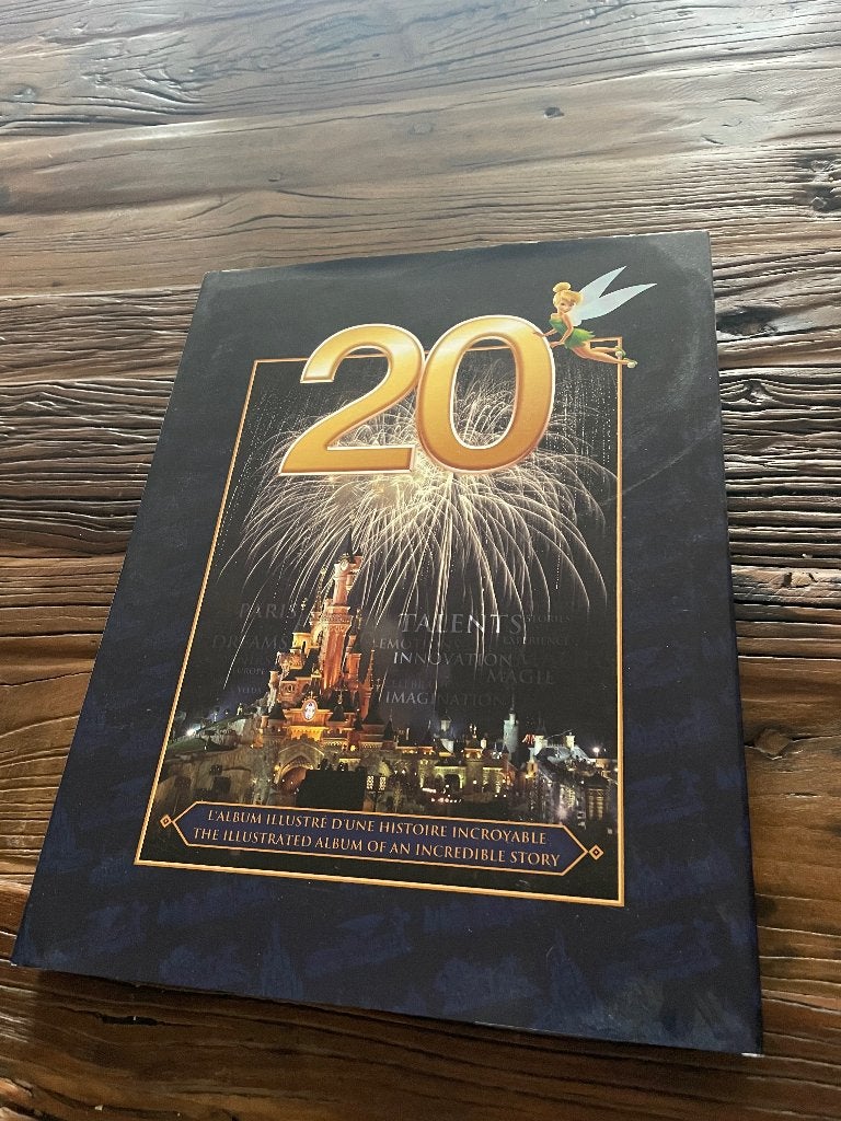 Disneyland Parijs boek 20 jaar, Ophalen of Verzenden, Overige figuren, Zo goed als nieuw, Overige typen