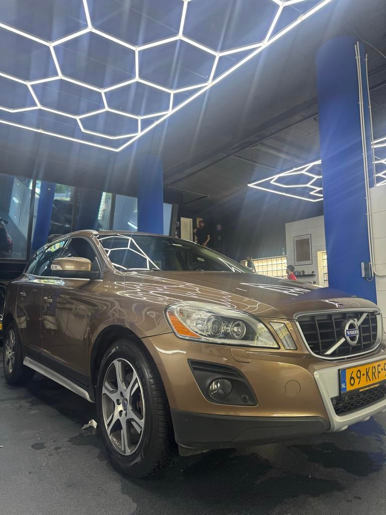 Volvo XC60 2.4 D5 AWD Geartronic 2010 Bruin, Beige, 197 €/maand, Elektronische parkeerrem, Vierwielaandrijving