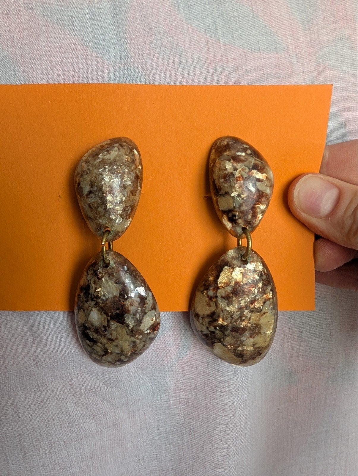 Vintage clip on oorbellen met goudkleurige details, Ophalen of Verzenden, Zo goed als nieuw, Overige materialen