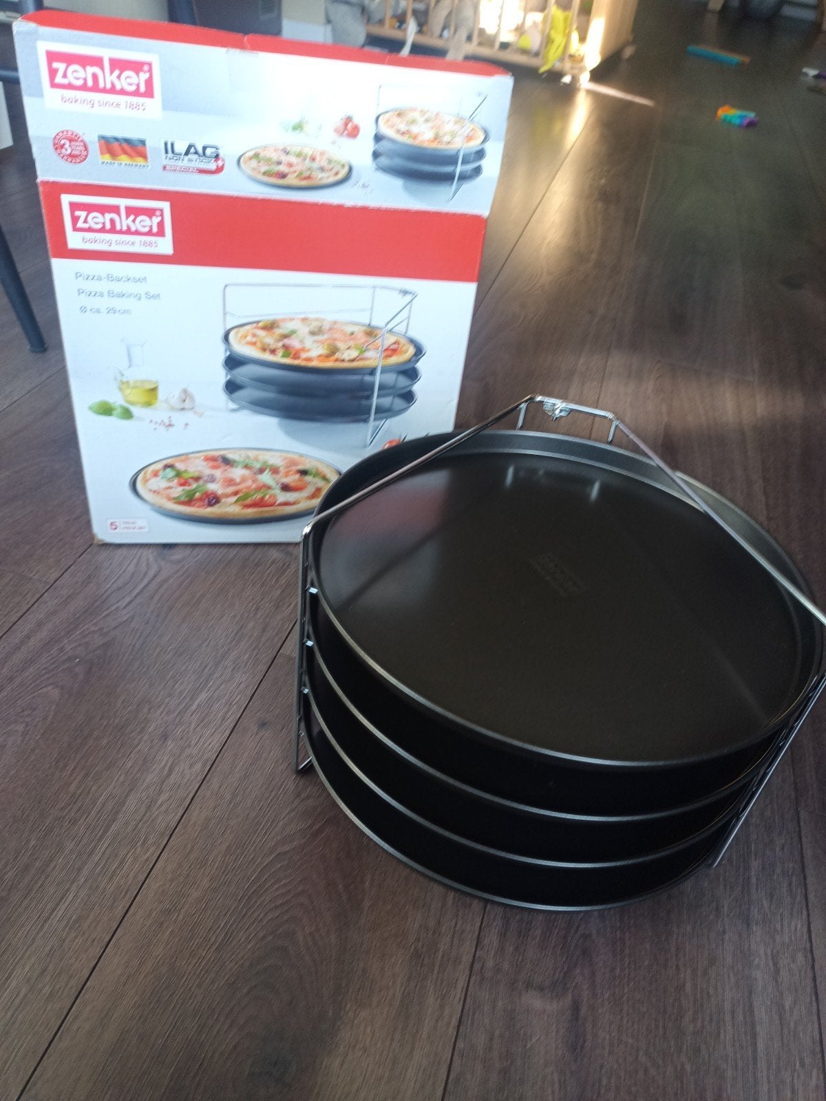 Zenker Pizza Bakset - 4 Pizza Bakplaten met Houder, Ophalen of Verzenden, Zo goed als nieuw