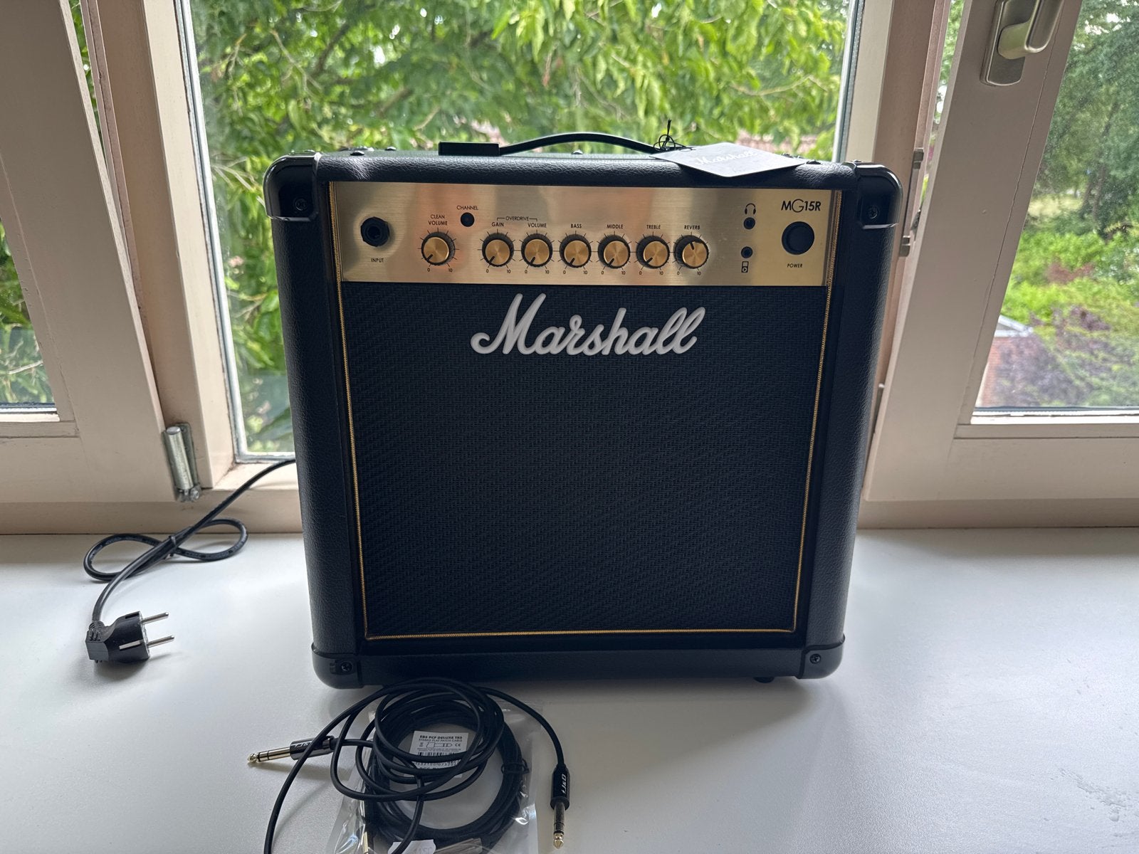 Marshall MG15R gitaarversterker + 2 instrumentkabels, Muziek en Instrumenten, Ophalen of Verzenden, Zo goed als nieuw, Gitaar
