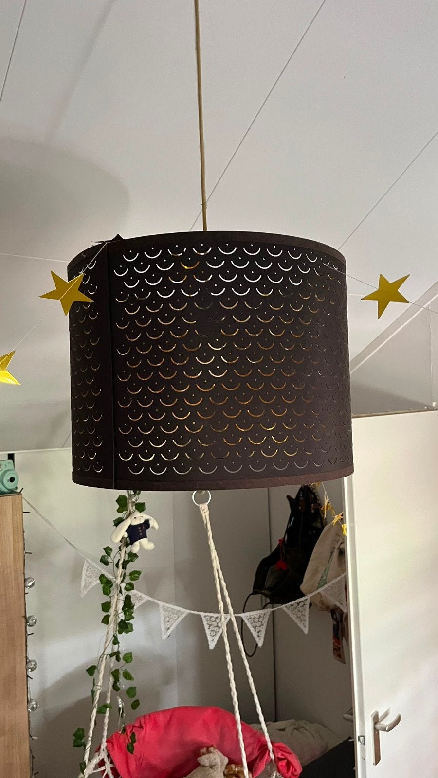 Moderne hanglamp met gouden binnenkant - Zo goed als nieuw, Huis en Inrichting, Ophalen of Verzenden, Zo goed als nieuw, E27 (groot)