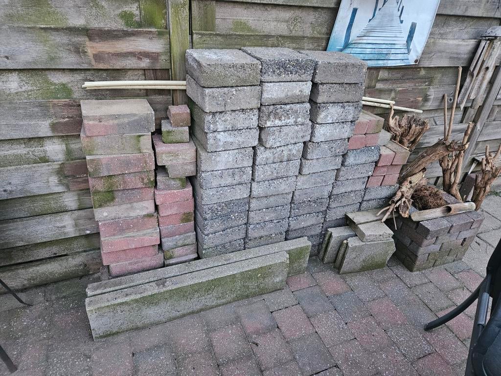 Gebruikte stenen: 65 grijs (21x21x8cm) & 40 rood (22x15x7cm), Tuin en Terras, Ophalen, Gebruikt, Overige typen, Minder dan 5 m²