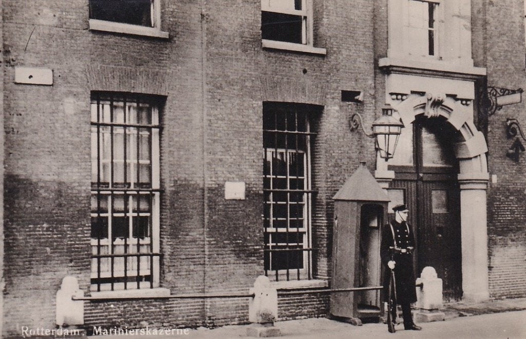 740T Rotterdam Oostplein Marinierskazerne, schildwacht, Ophalen of Verzenden, 1920 tot 1940, Ongelopen, Zuid-Holland