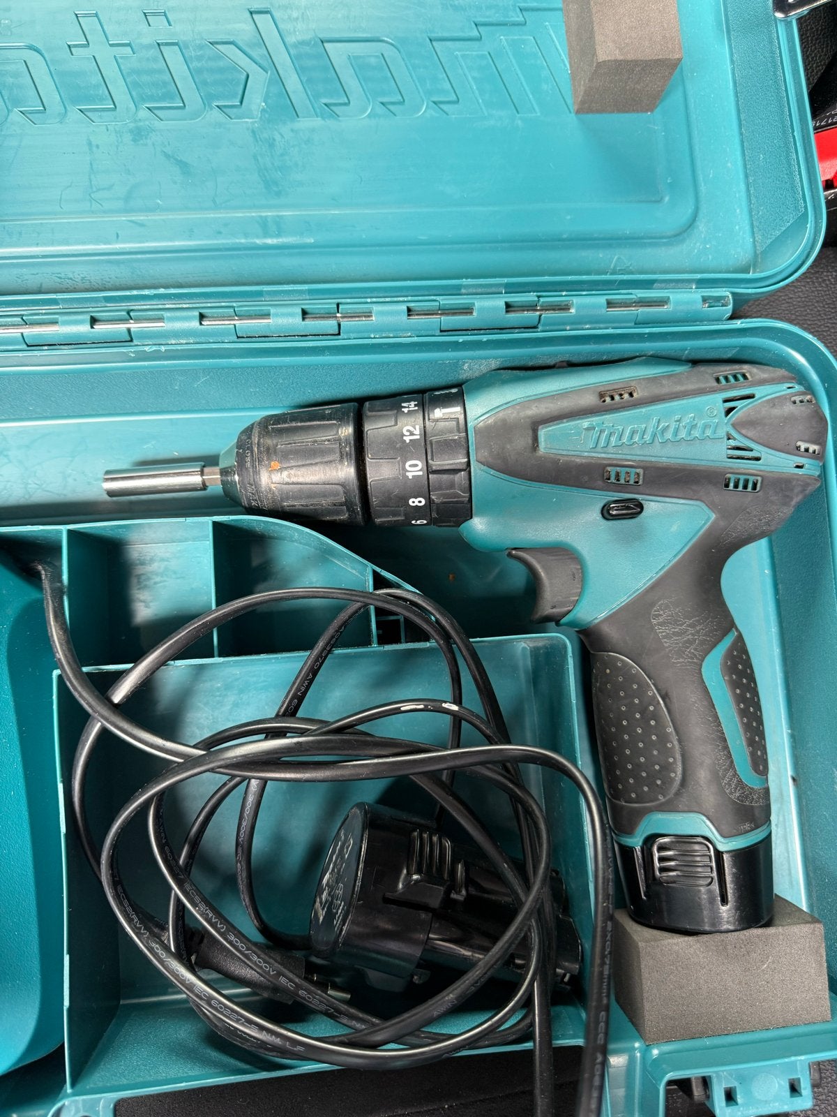 Makita HP330D 10,8V Accuklopboor-/schroefmachine, Gebruikt, Ophalen of Verzenden, Boor- en Schroefmachine, Minder dan 400 watt