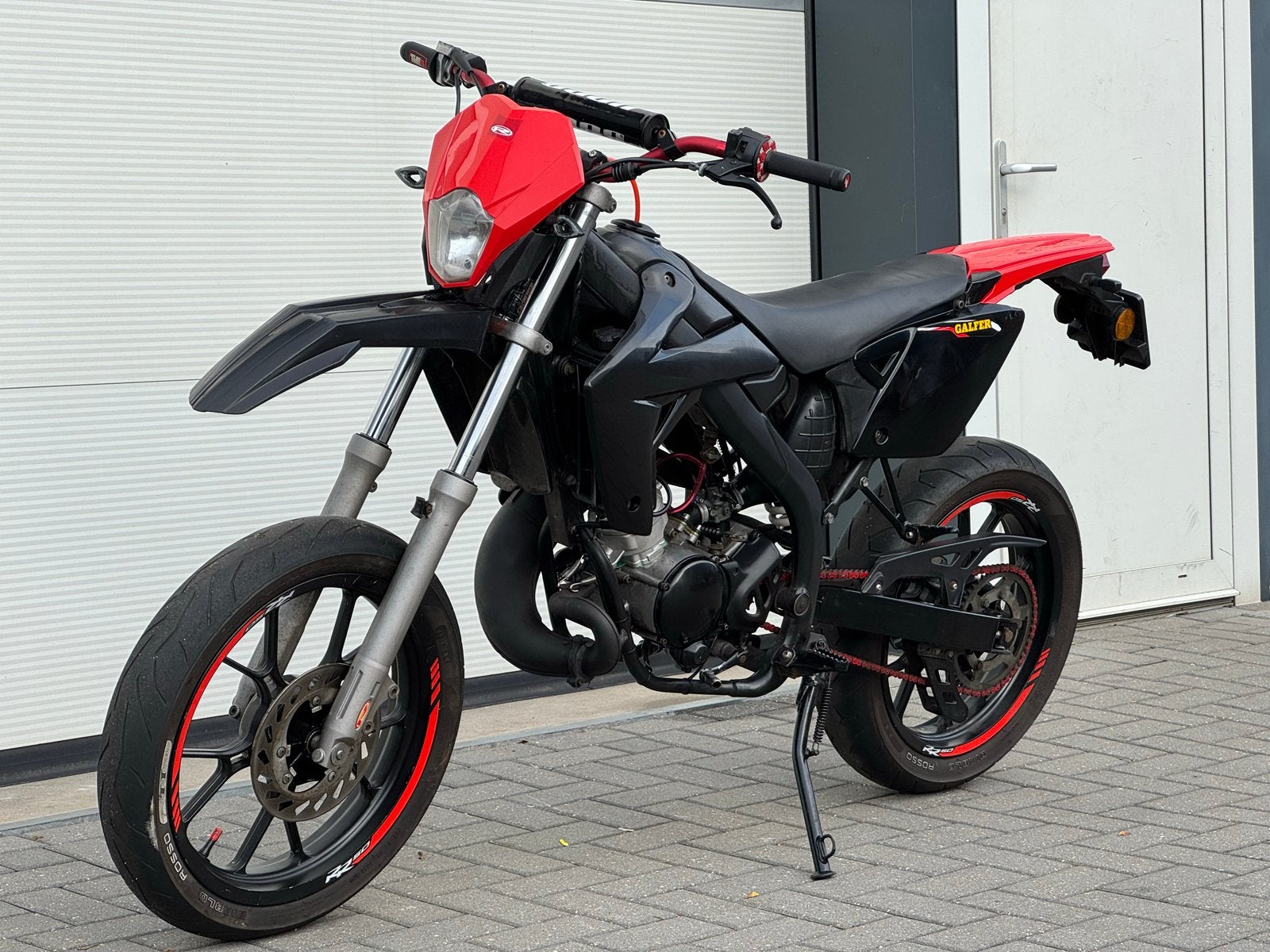 Rieju - schakelbrommer - 50CC - Supermoto - Zwart/Rood, 6 versnellingen, Gebruikt, Maximaal 45 km/u, Ijsselstein