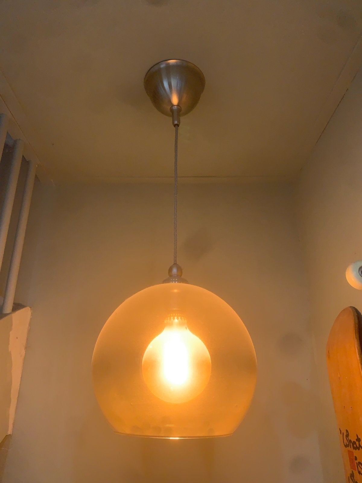 IKEA JAKOBSBYN / JÄLLBY hanglamp, rookkleur glas/vermessingd, Huis en Inrichting, Ophalen, Zo goed als nieuw, Glas, E27 (groot)