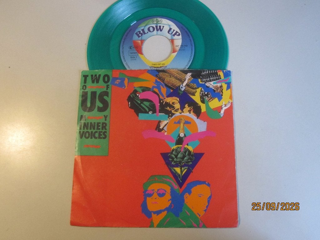 TWO OF US -  my inner voices - vinyl 7"(groen), Gebruikt, 7 inch, Ophalen of Verzenden, Pop