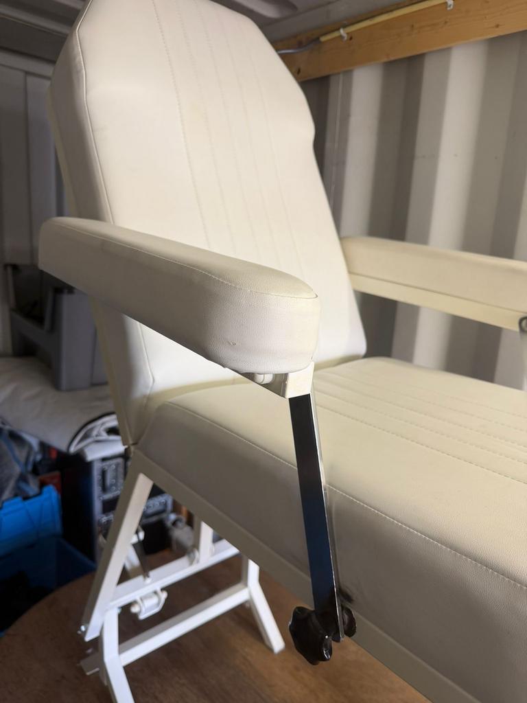 Behandelstoel / Massagestoel / Cosmetische stoel, Ophalen, Gebruikt, Wit, Metaal