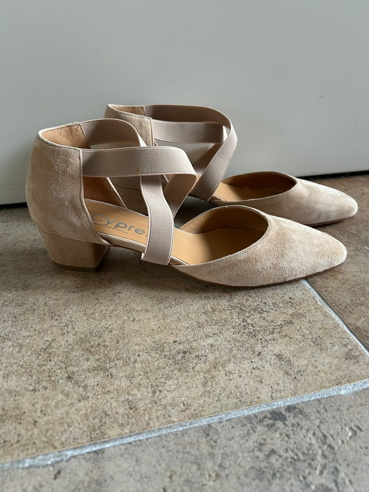 Beige Suède Cypres Zomerschoenen met Bandjes maat 39,5, Beige, Nieuw, Sandalen of Muiltjes, Ophalen of Verzenden