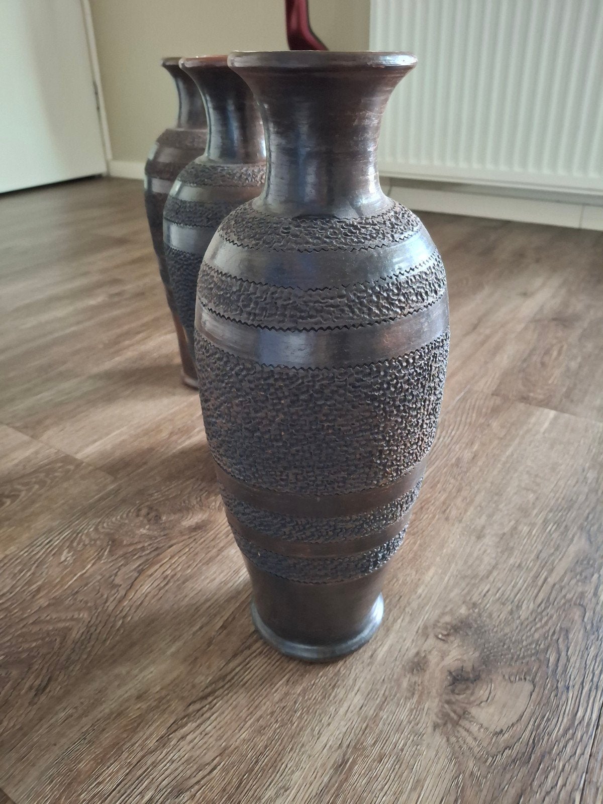 3 Donkerbruine stenen vazen - 37 cm hoog, Ophalen, Gebruikt, Bruin, Met patroon/structuur