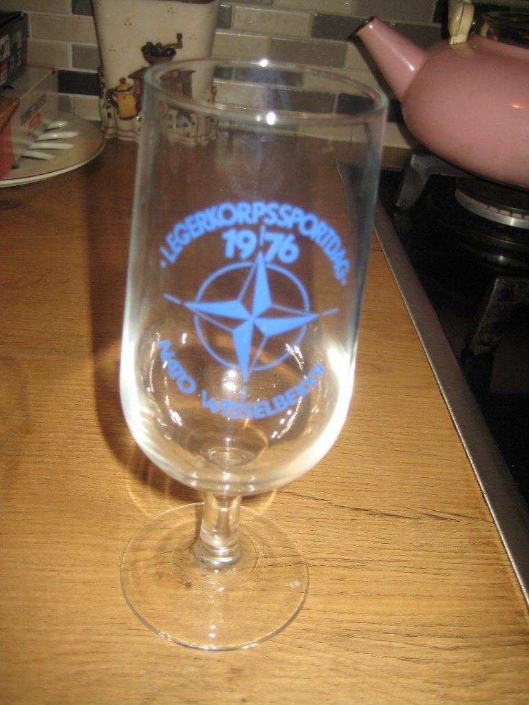 glas legerkorpssportdag 1976 NATO wisselbeker, Ophalen of Verzenden, Landmacht, Nederland, Embleem of Badge