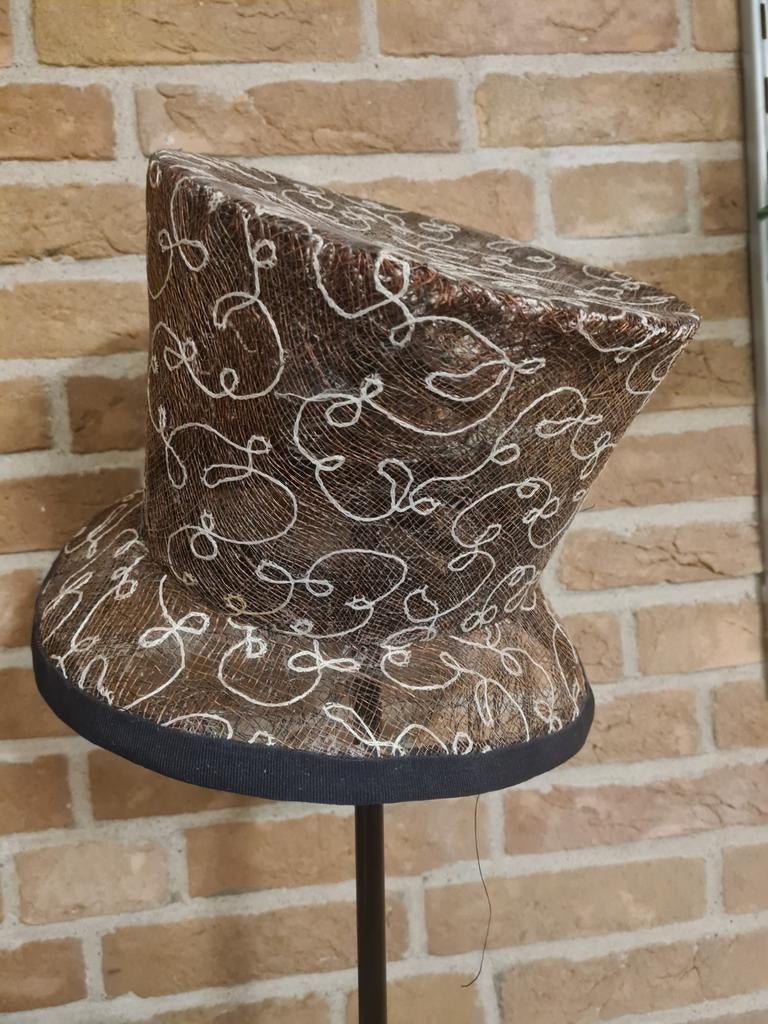 Unieke bruine hoed met wit krulpatroon, Ophalen, Hoed, One size fits all, Onbekend